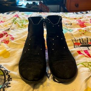 Black cowgirl boots with a little high heel